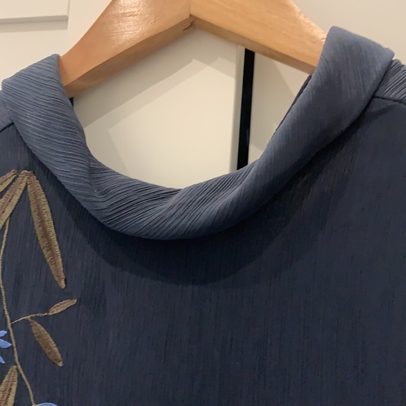 Belle vere high neck with floral detail - Picture 3 of 5